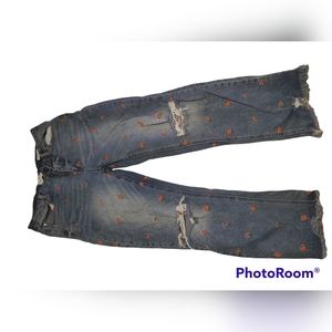Loose jeans eith rose design embroidery